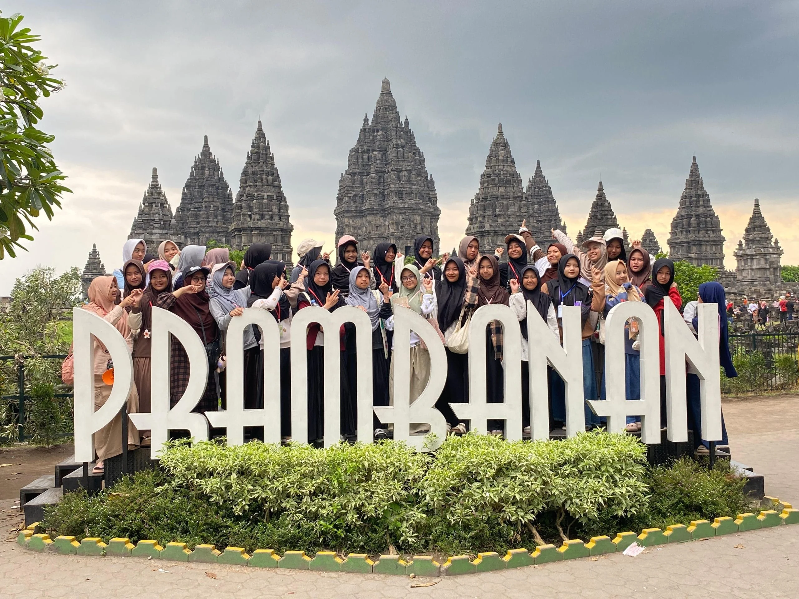 Menggali Sejarah di Candi Prambanan, Wisata Edukasi SMP IT Permata Bunda Alawiyah bersama Delapan Tour