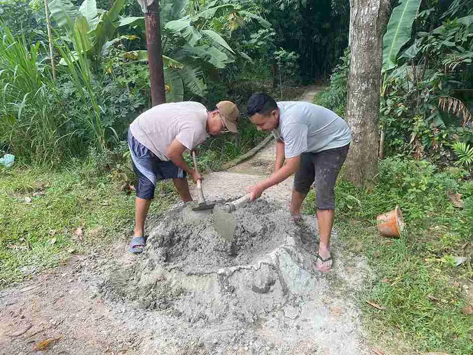 Jalan Berlubang di Gg. Taruna IV, Warga Fajar Baru Gelar Gotong Royong