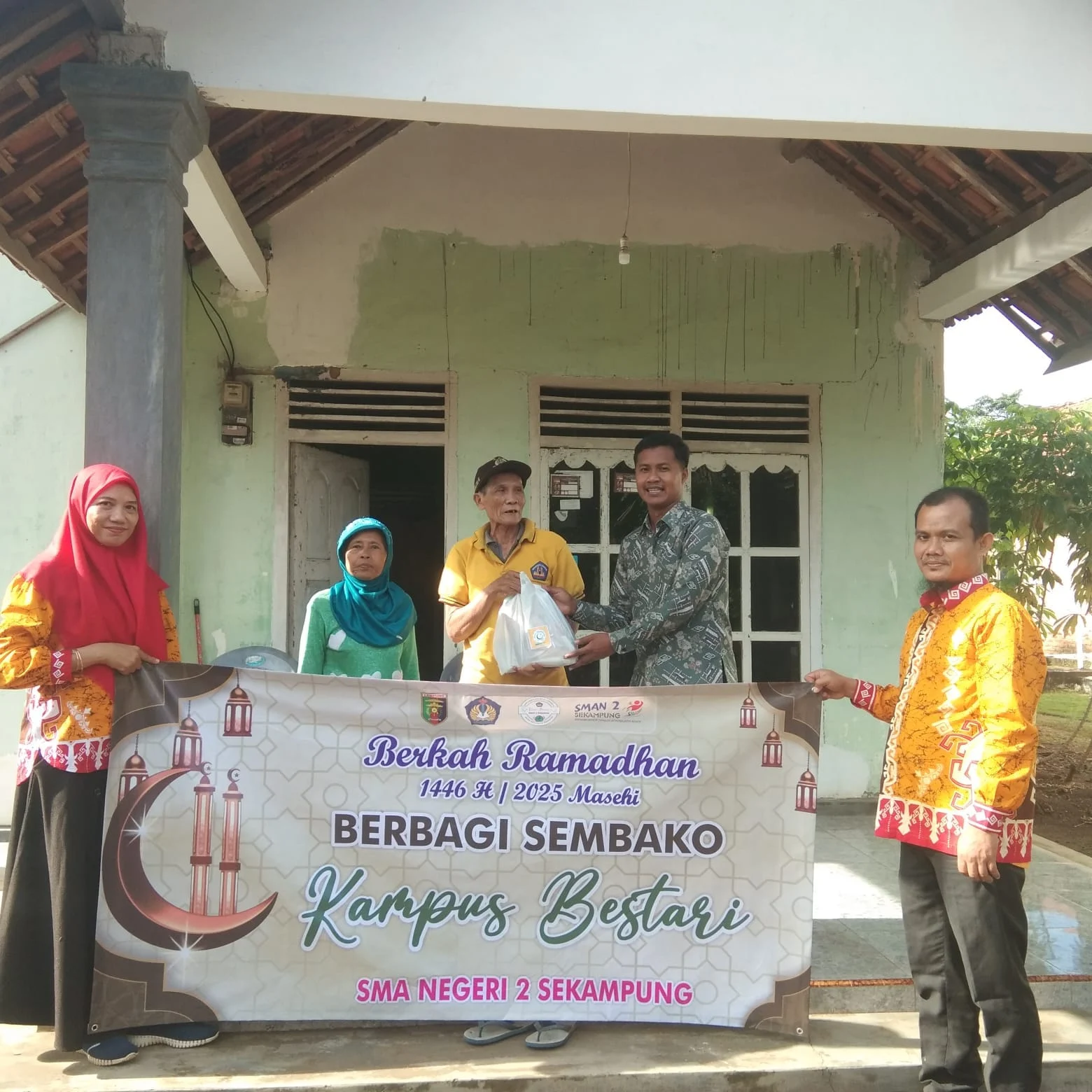 Berbagi berkah Ramadhan, Kampus bestari SMAN 2 Sekampung bagikan paket sembako untuk warga sekitar warga sekolah
