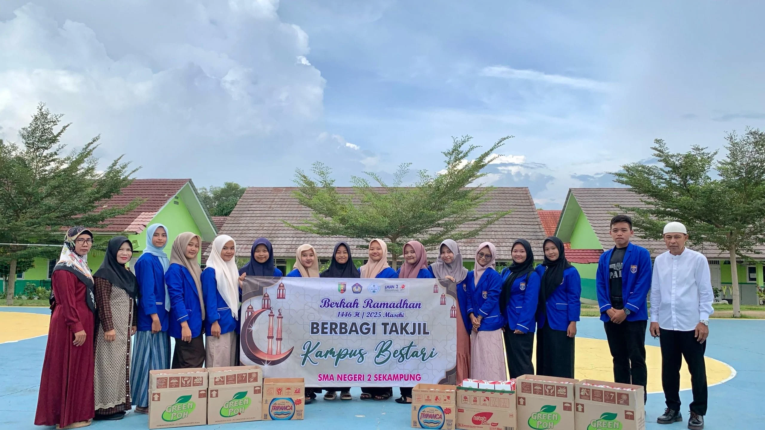 Semarak berbagi takjil bersama siswa dan siswi SMAN 2 Sekampung