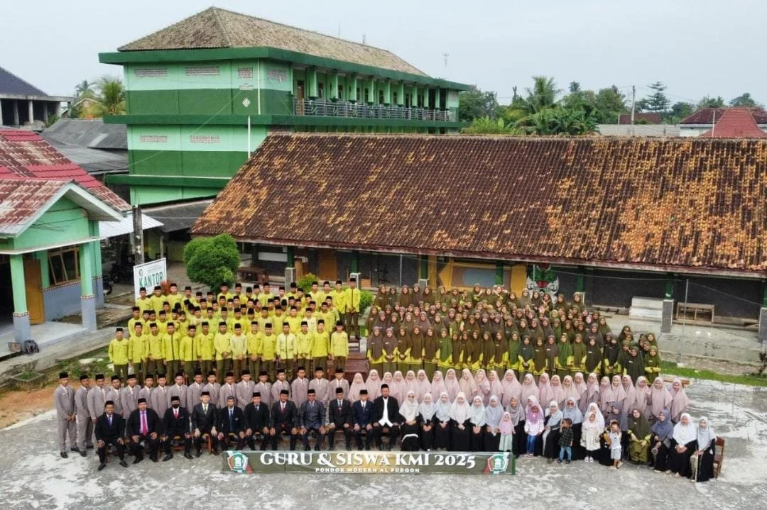 Pondok Modern Al Furqon Gelar Kegiatan Foto Tahunan Bersama Guru dan Siswa