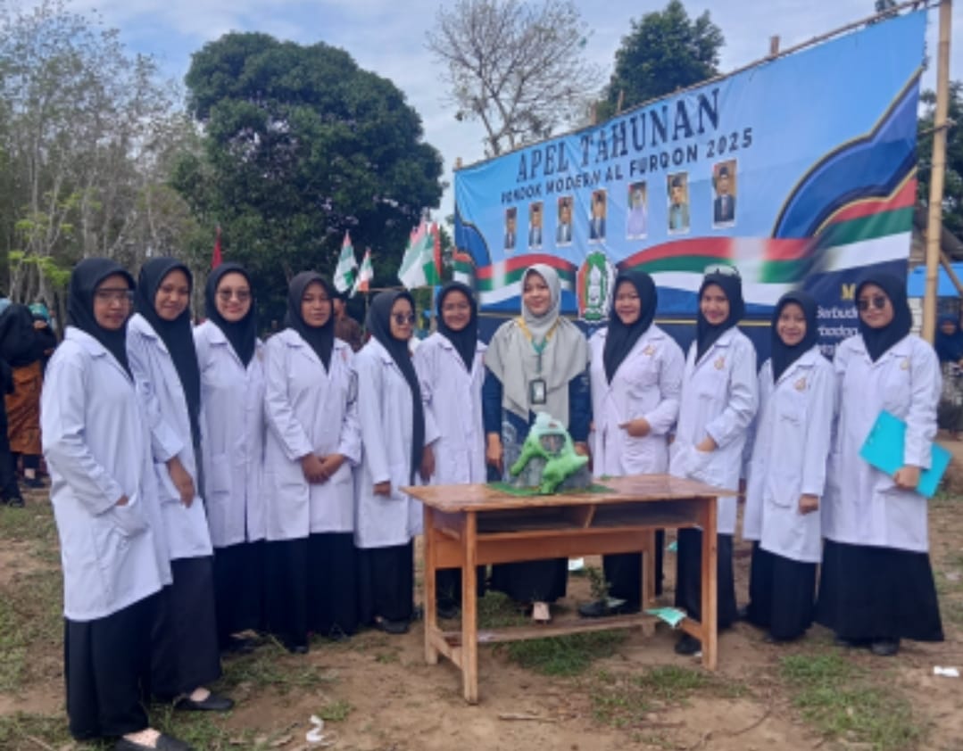 Eksperimen Sains Tim Binaan Ustazah Alvina Miranda Warnai Apel Tahunan Pondok Modern Al Furqon