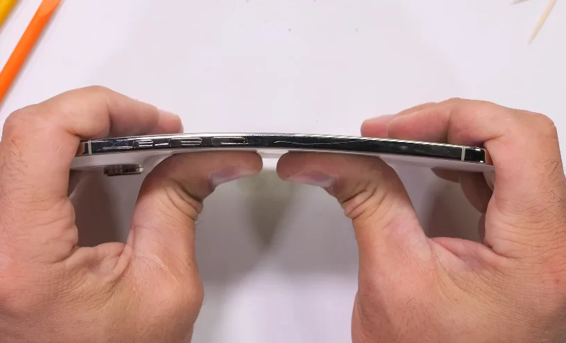 iPhone Air Lolos Tes Bending Ekstrem, Zack Nelson Uji Kekuatan Desain Tipis Apple