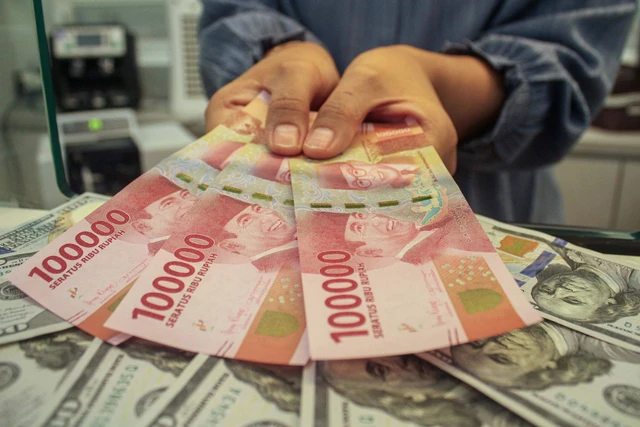 Rupiah Diprediksi Melemah, Pasar Global Bergejolak Pekan Ini
