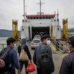 Penutupan Bandara Radin Inten II, Penumpang Beralih ke Kapal