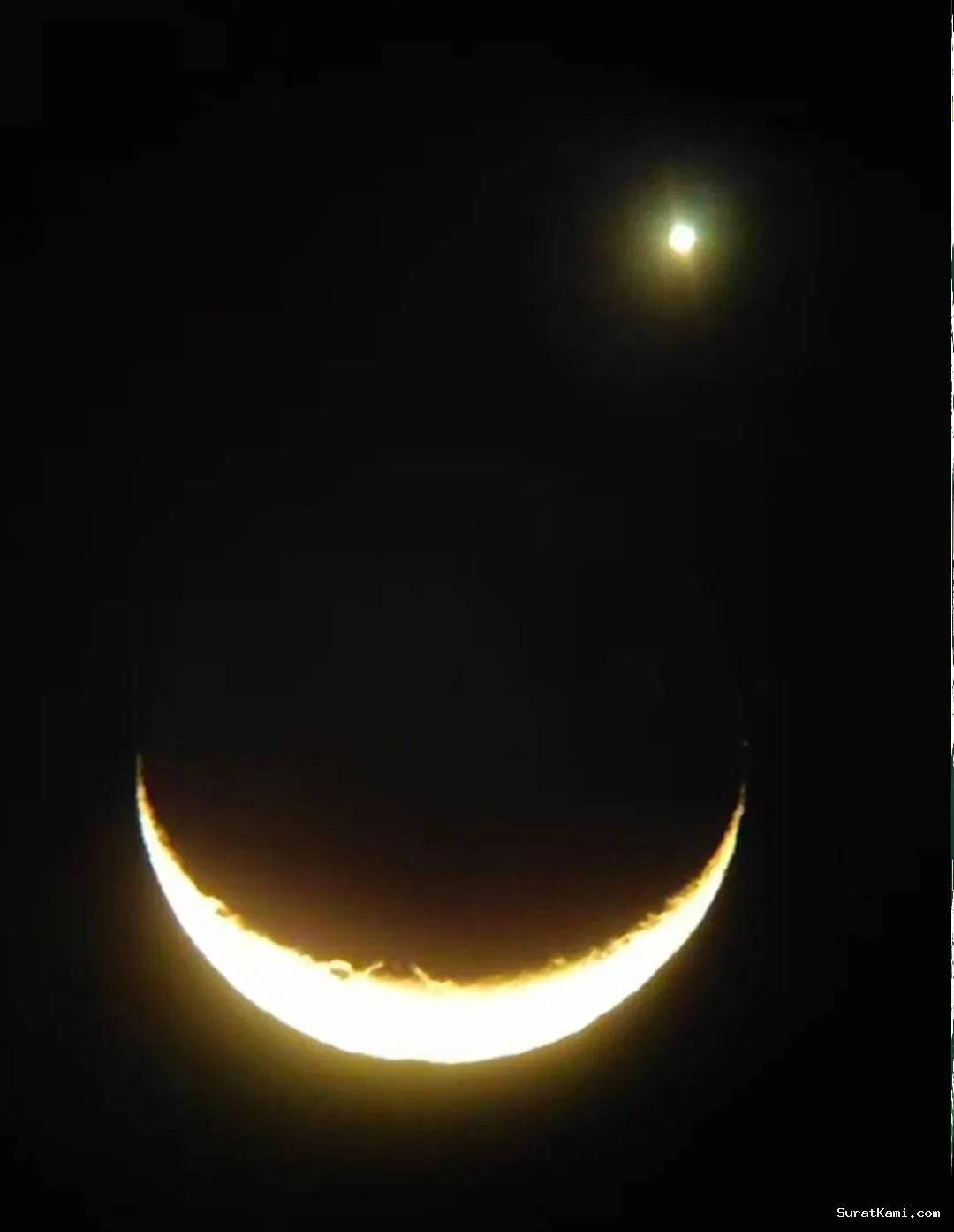 Bulan Sabit dan Venus Berdampingan di Langit Barat Malam Ini