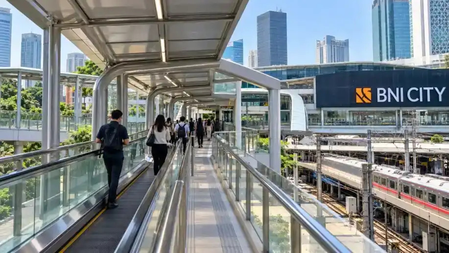 Selasar pedestrian beratap dengan travelator yang menghubungkan kawasan stasiun menuju gedung BNI City di Jakarta.