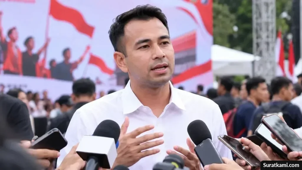 Ilustrasi suasana deklarasi Sumpah Pemuda dengan podium, bendera Merah Putih, dan atribut kegiatan pemuda.