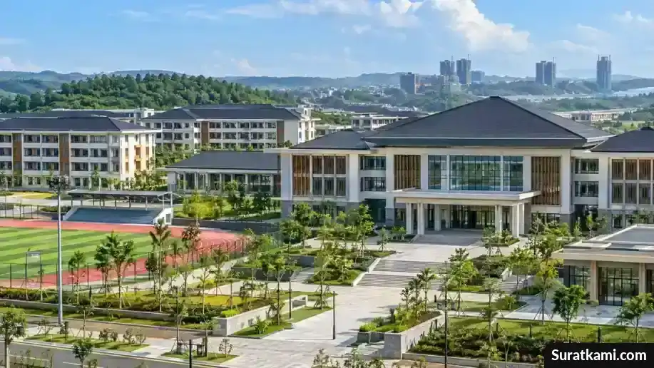 Ilustrasi kompleks sekolah berasrama modern dengan gedung pendidikan dan lingkungan hijau di kawasan IKN.
