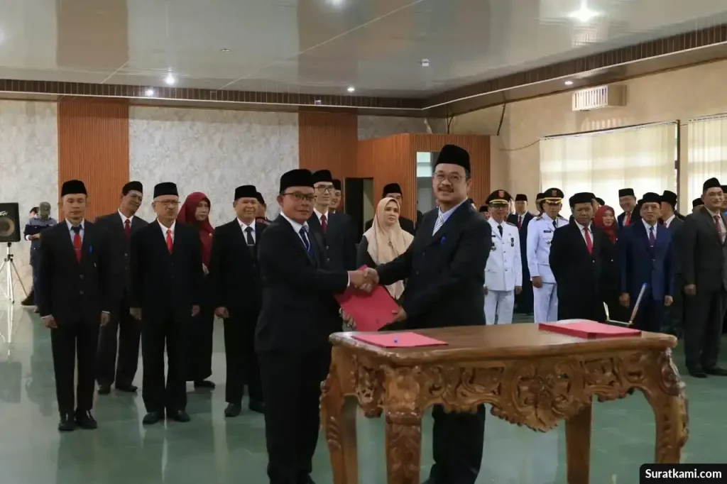 Ilustrasi dokumen pelantikan PNS, buku disertasi, dan gedung pemerintahan di kawasan pegunungan Lampung Barat.